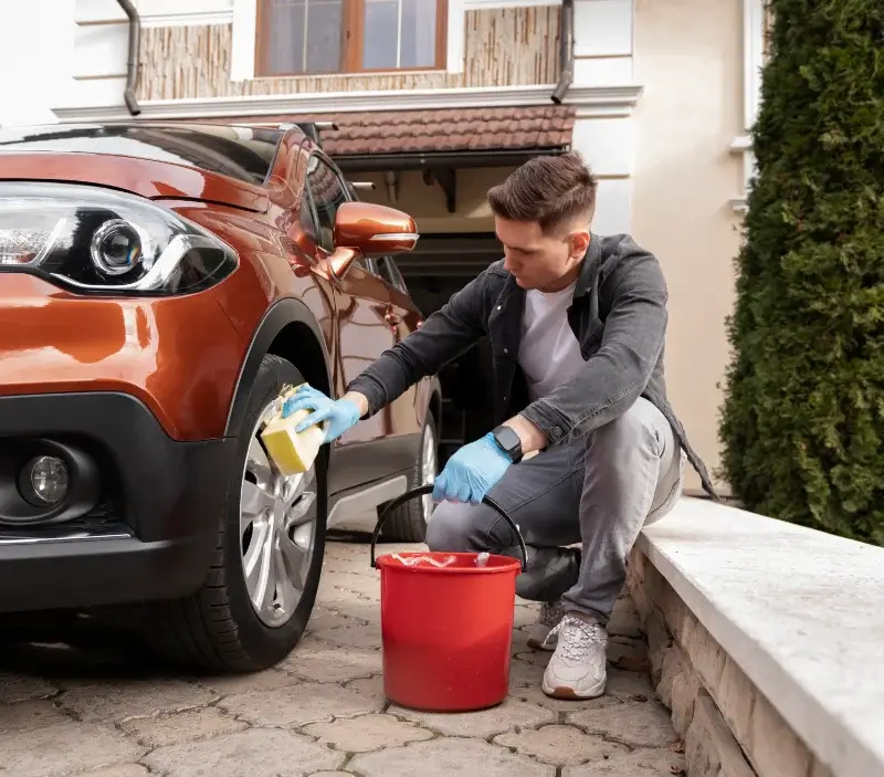 Lavage auto à domicile Houdreville : professionnel intervenant sur un véhicule
